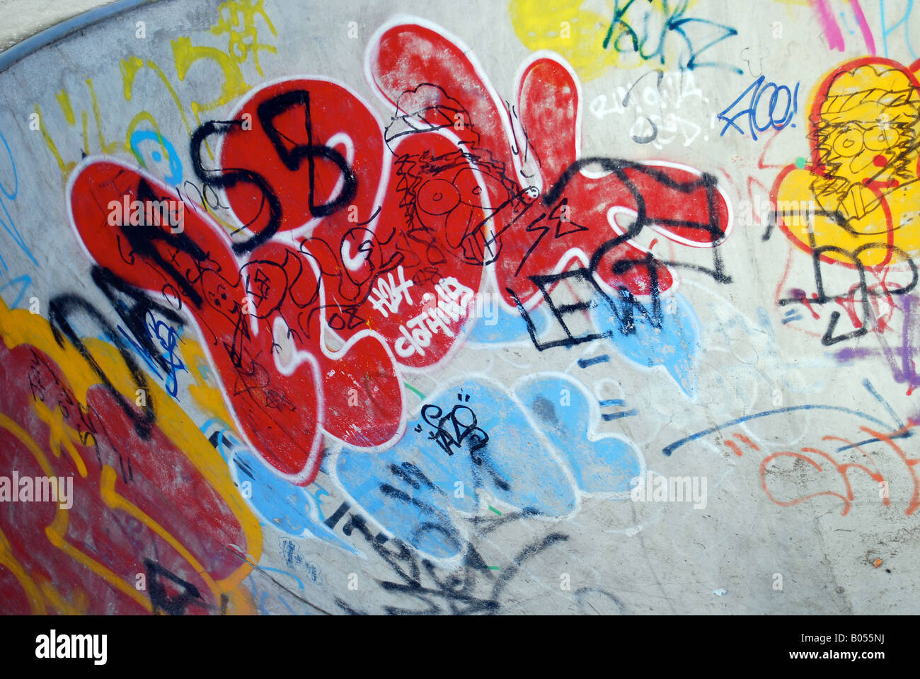 Distruzione di Graffiti Skateboard skatepark sport tags tagging arte spraycan adolescenti pattinatori urbana Foto Stock