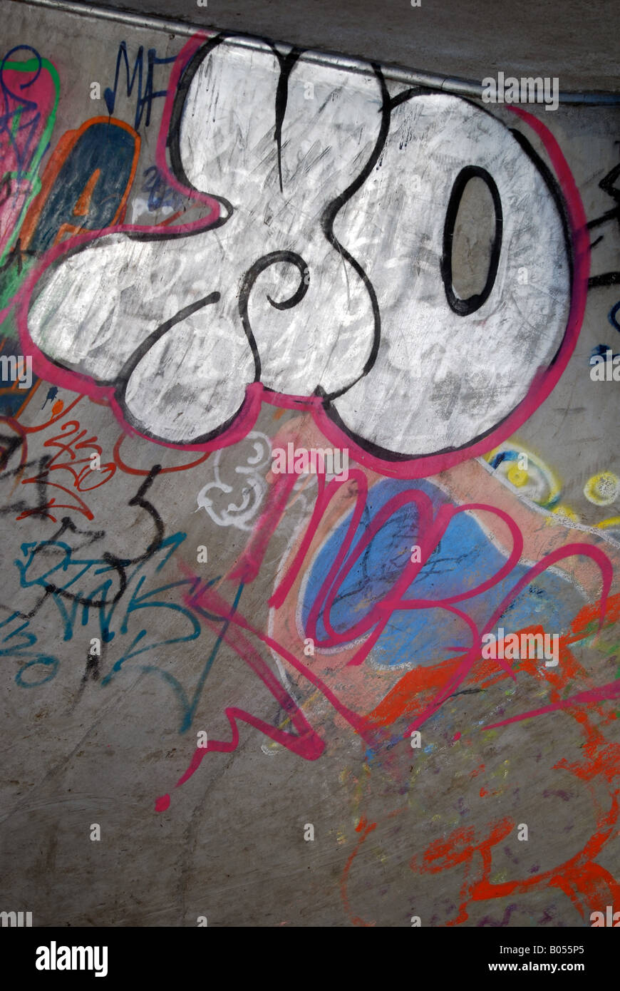 Il degrado urbano Graffiti Skateboard skatepark tags tagging arte spraycan adolescenti pattinatori urbana Foto Stock