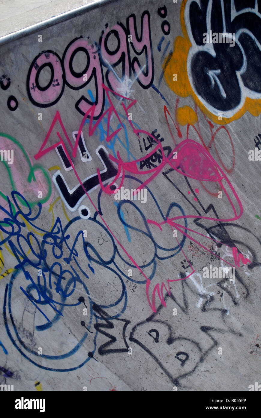 La ribellione di Graffiti Skateboard skatepark tags tagging arte spraycan adolescenti pattinatori urbana Foto Stock