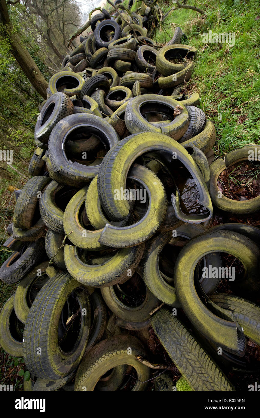 Illegale di dumping pneumatico vicino a Redditch in Worcestershire, un'altra causa di inquinamento ambientale a Nature spese. Foto Stock