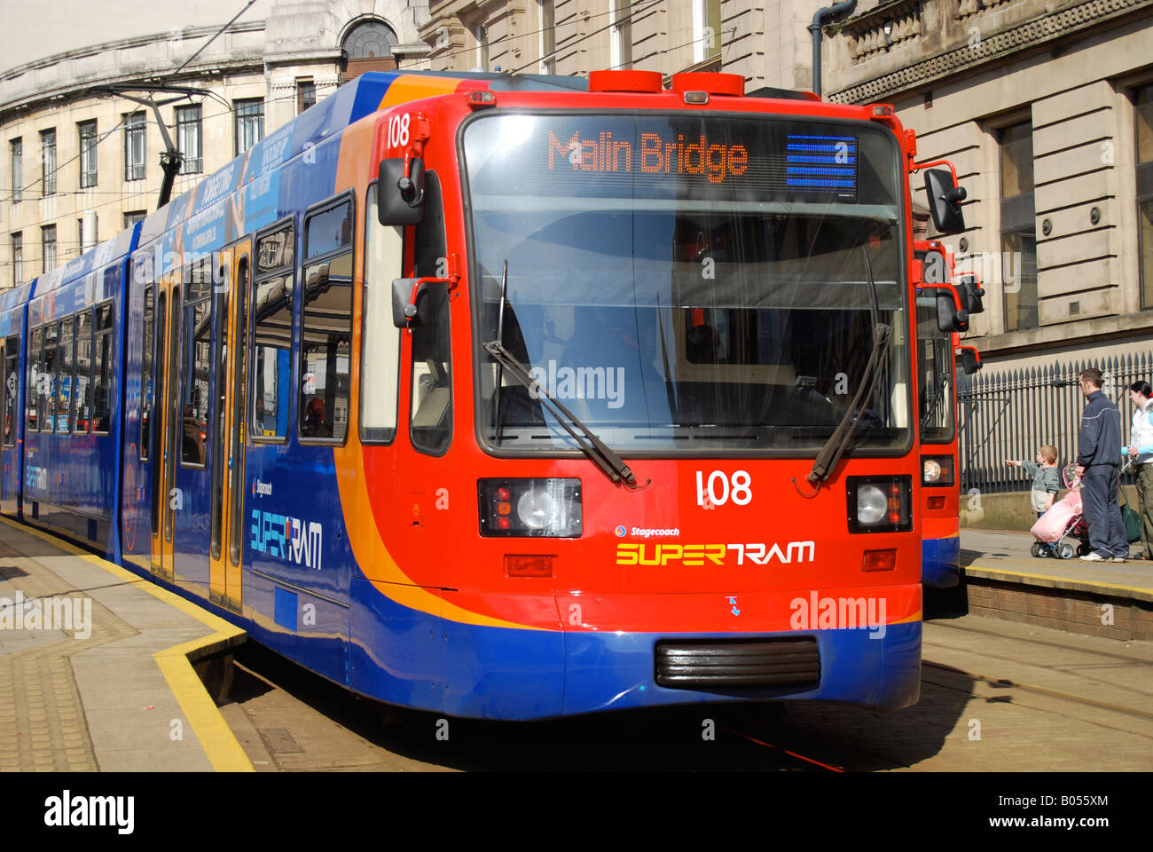 Il tram supertram di Sheffield trasporto pubblico le vie Foto Stock