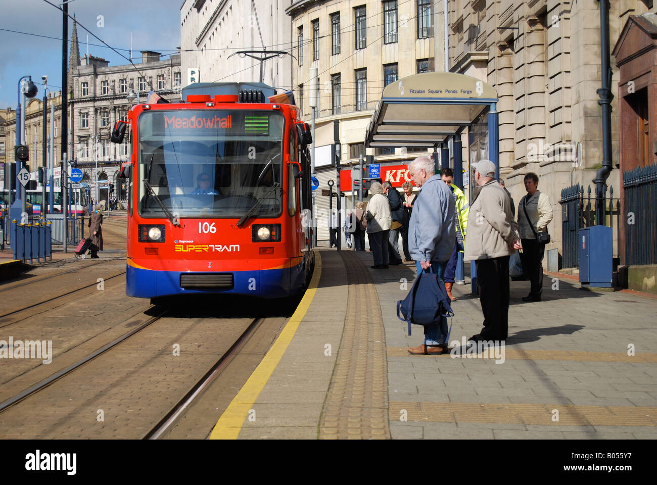 Il tram supertram di Sheffield trasporto pubblico le vie Foto Stock