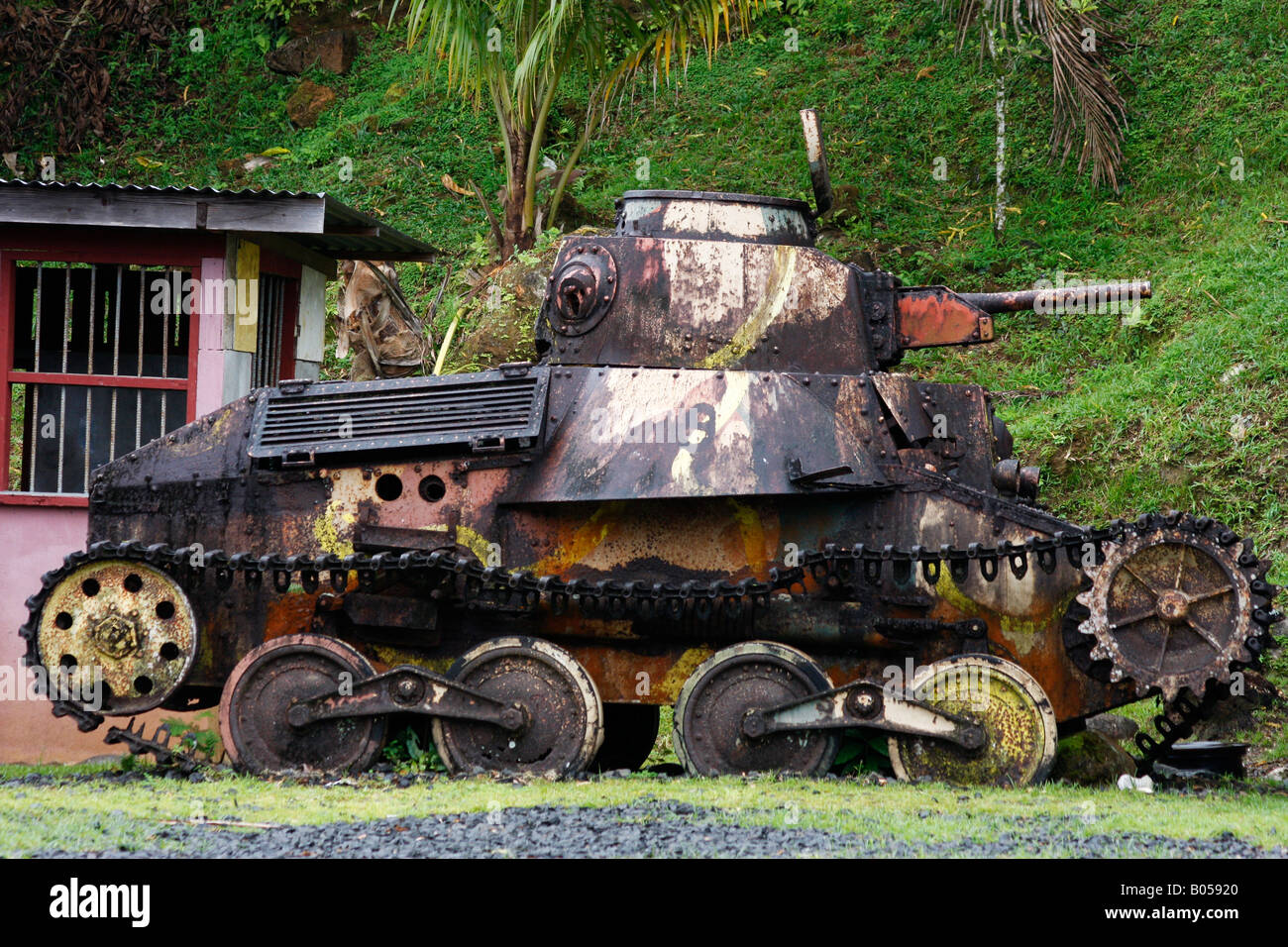 RUSTY WW2 giapponese serbatoio abbandonati nel centro di POHNPEI TOWN,Micronesia Foto Stock