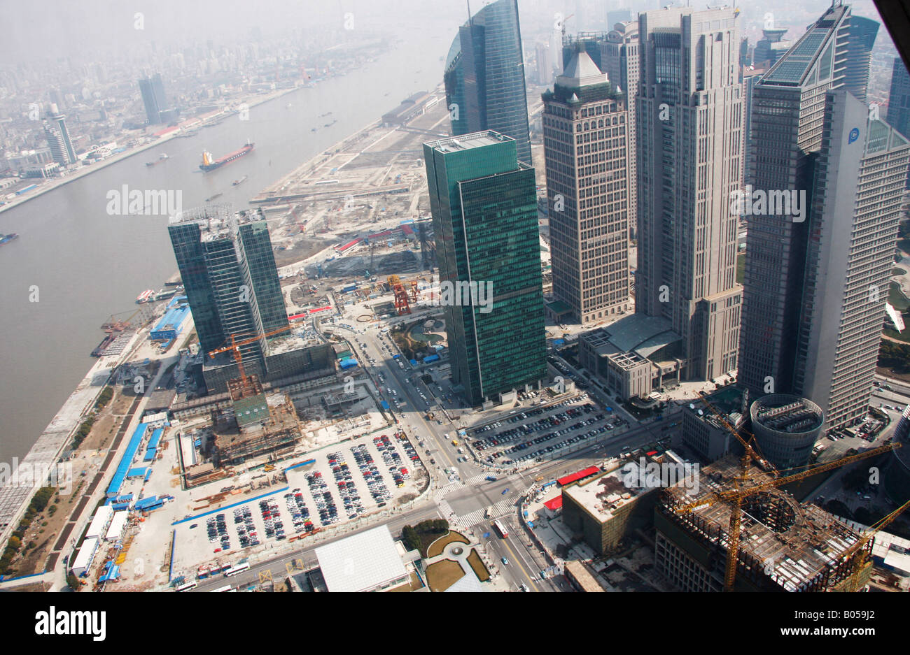 Guardando verso il basso dal PEARL TOWER presso la spettacolare di moderni edifici del quartiere finanziario di Pudong SKYLINE ,SHANGHAI, Cina Foto Stock