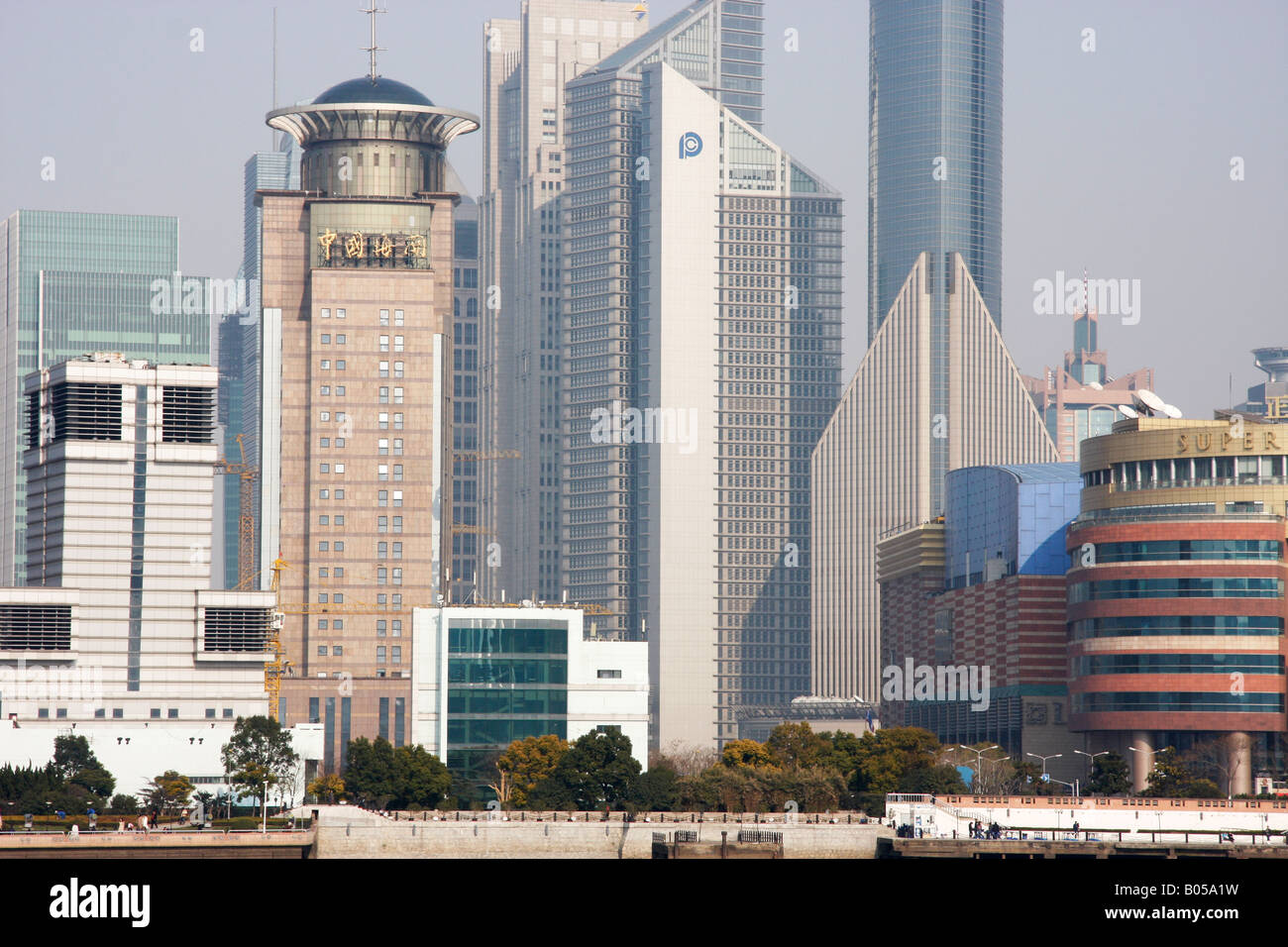 Spettacolari edifici moderni sul quartiere finanziario di Pudong SKYLINE ,SHANGHAI, Cina Foto Stock