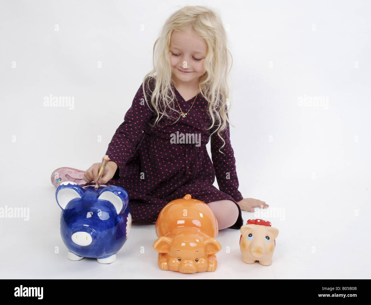 Ragazza con piggy banche Foto Stock