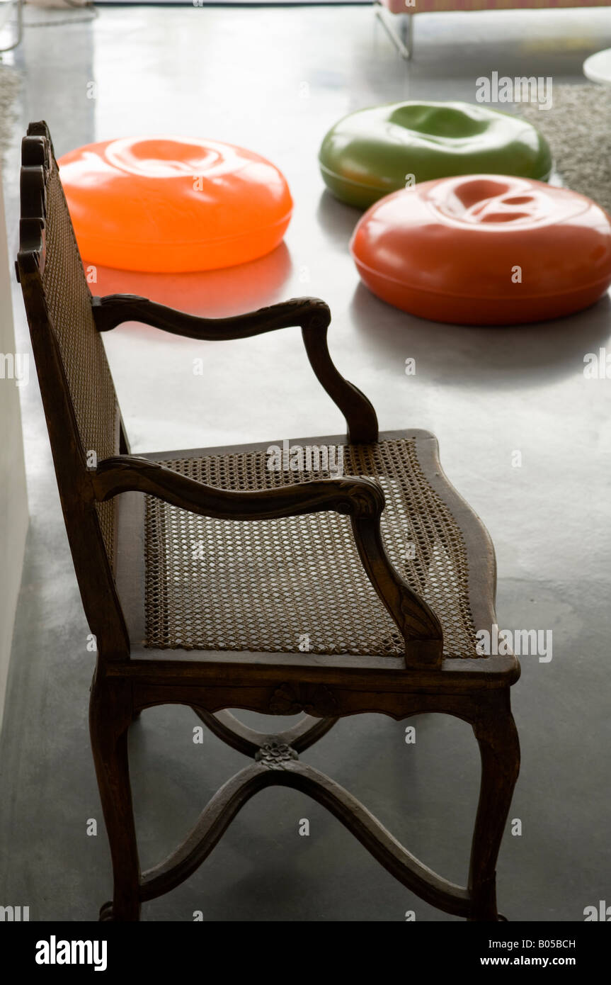 Zanotta cuscinipoufs e un antico macchina sedia di canna Foto Stock