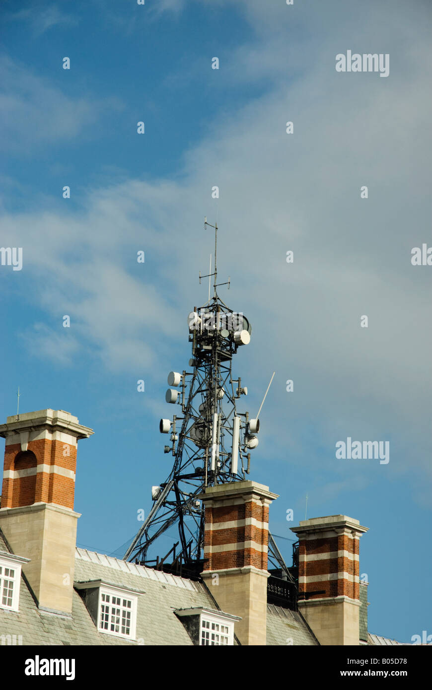 Telefono cellulare il montante sulla parte superiore di un edificio Foto Stock