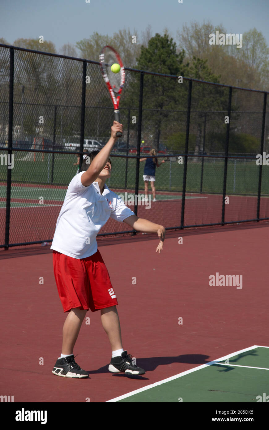 Teen , giocando a tennis Foto Stock