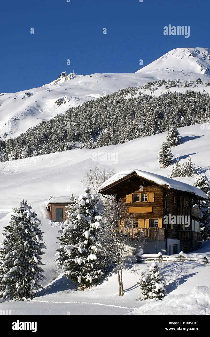 Piccola casa di montagna in un bellissimo paesaggio invernale in Arosa, Switzerland Foto Stock
