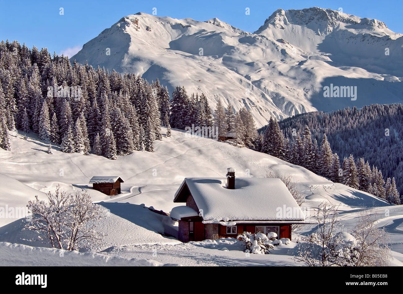 Piccole casette di legno casa di montagna in un bellissimo paesaggio invernale, Svizzera, Alpi Foto Stock