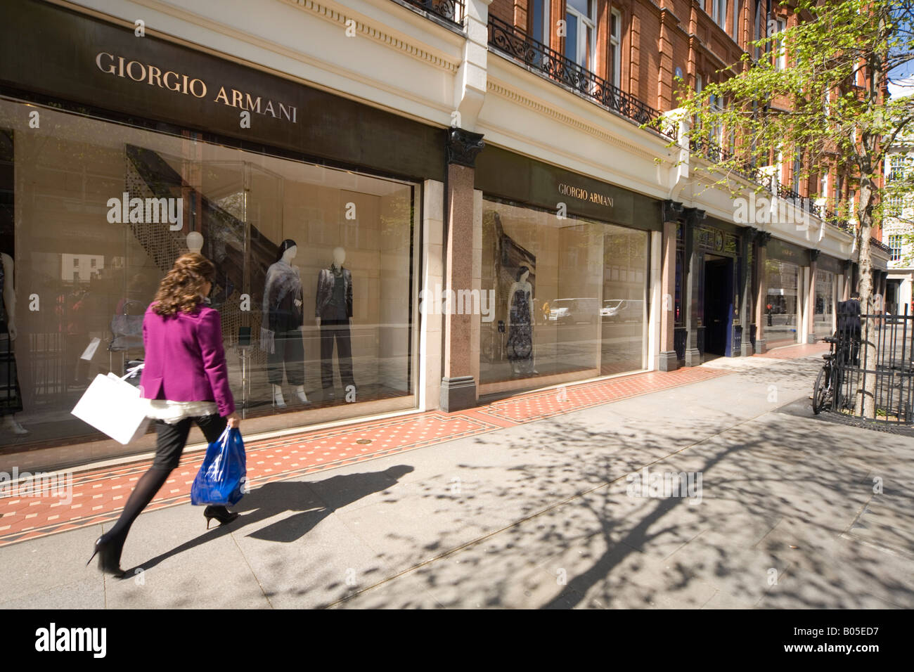 Elegantemente vestito donna al di fuori del negozio Armani Sloane Street Knightsbridge Foto Stock