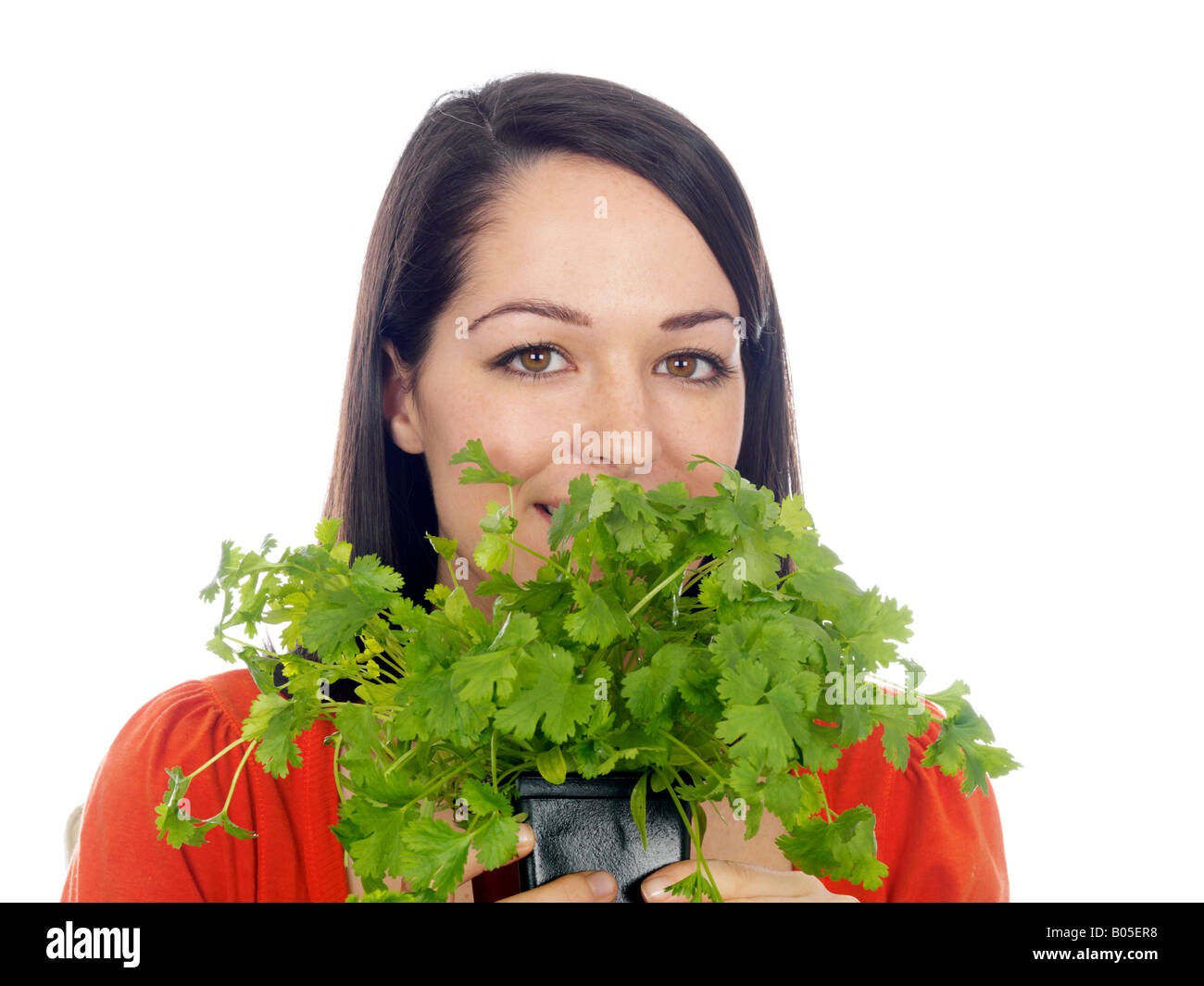 Giovane donna con una piscina Homegrown fresco giardino di erbe isolata contro uno sfondo bianco con un tracciato di ritaglio Foto Stock