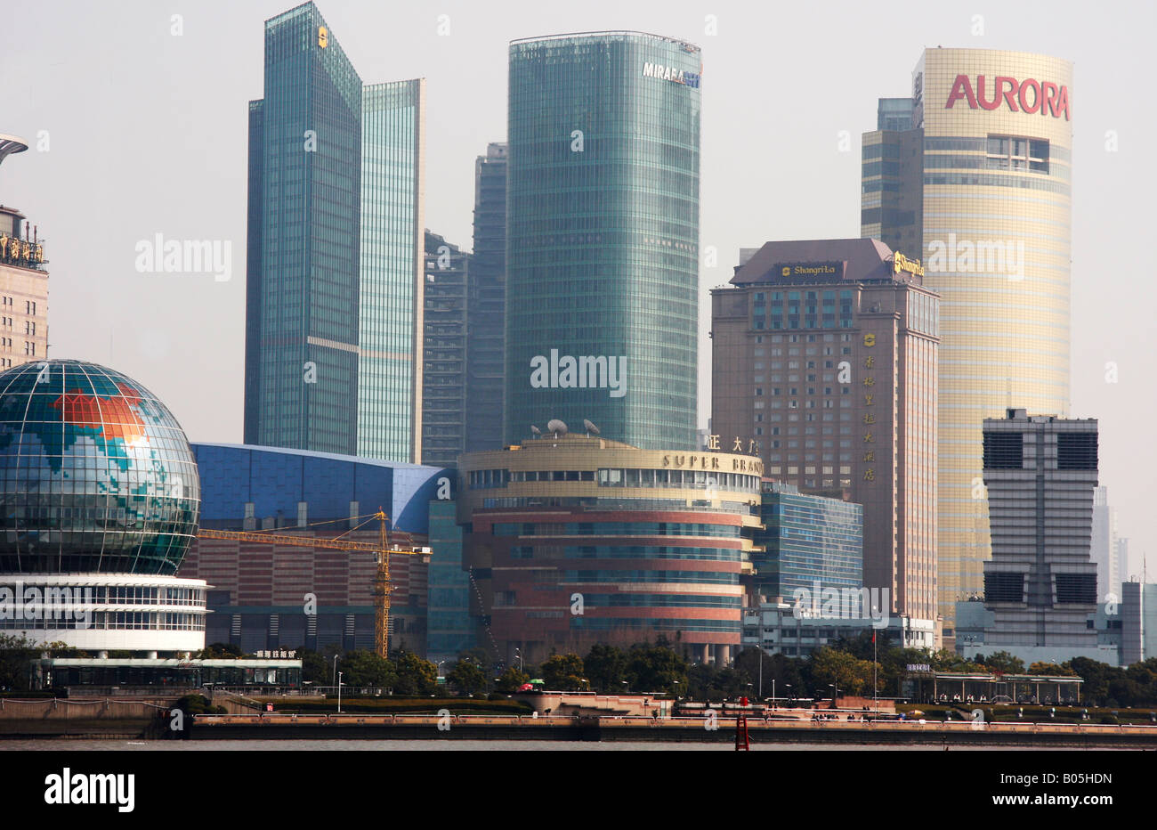 Spettacolari edifici moderni sul quartiere finanziario di Pudong SKYLINE ,SHANGHAI, Cina Foto Stock