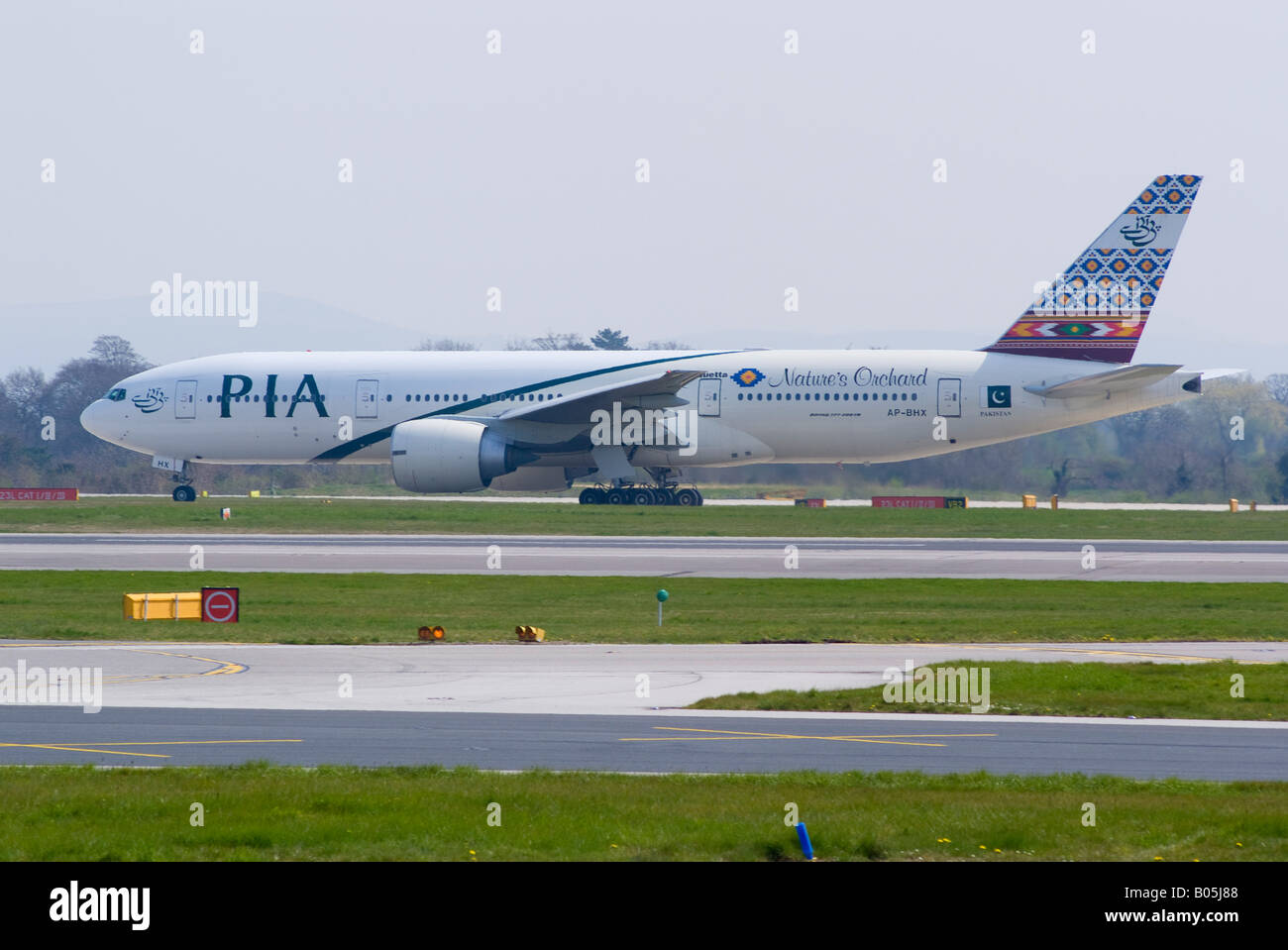 PIA Pakistan International Airlines Boeing 777-240ER in rullaggio a Manchester Ringway Airport England Regno Unito Foto Stock