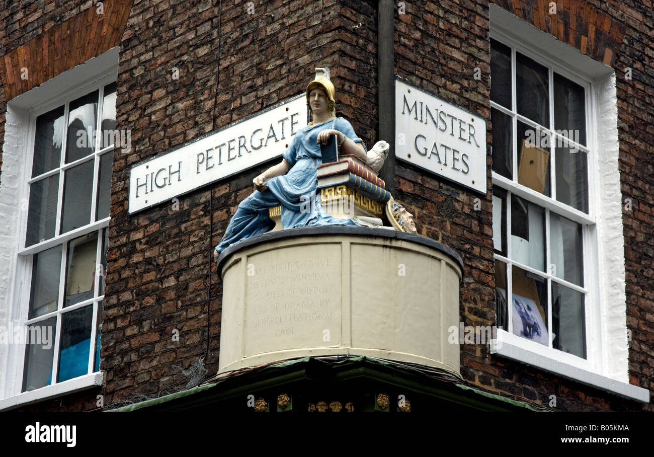 Statua di Minerva, carving in York Foto Stock