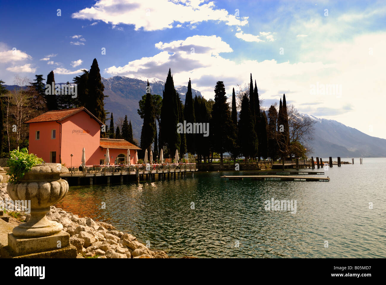 Lago di Garda presi dalla riva a Riva del Garda, Italia, Europa. Foto Stock