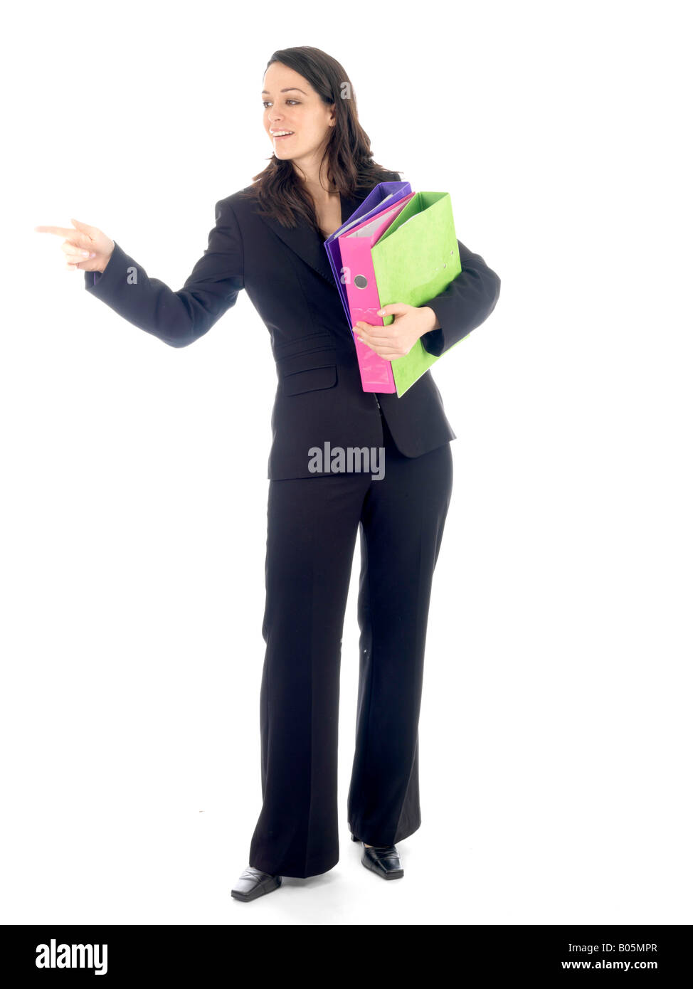 Giovane donna di affari o lavoratore di ufficio che porta una pila di cartelle isolata contro uno sfondo bianco con un tracciato di ritaglio Foto Stock