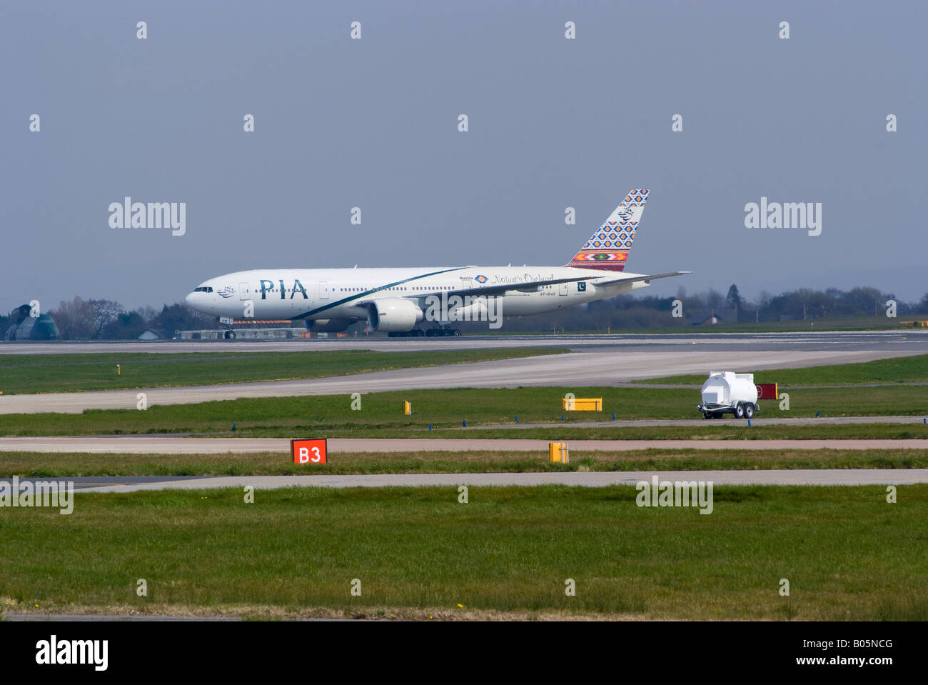 PIA Pakistan International Airlines Boeing 777-240ER in rullaggio a Manchester Ringway Airport England Regno Unito Foto Stock