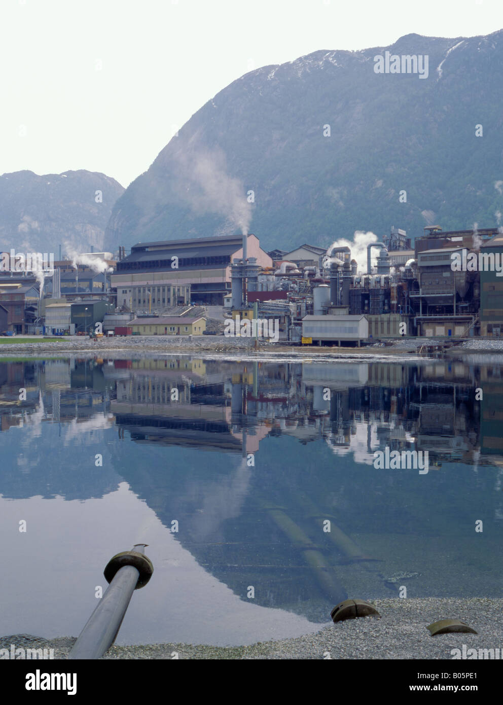 Norzink opere del visto su Sørfjord, un braccio di Hardangerfjord, vicino a Odda, Hordaland, Norvegia. Foto Stock