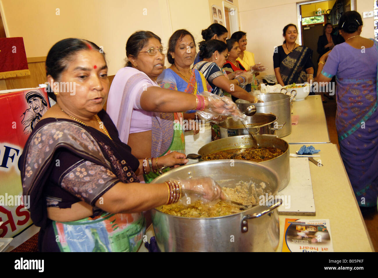 Il gujarati donne servire il pranzo per un evento della comunità di Bradford Foto Stock