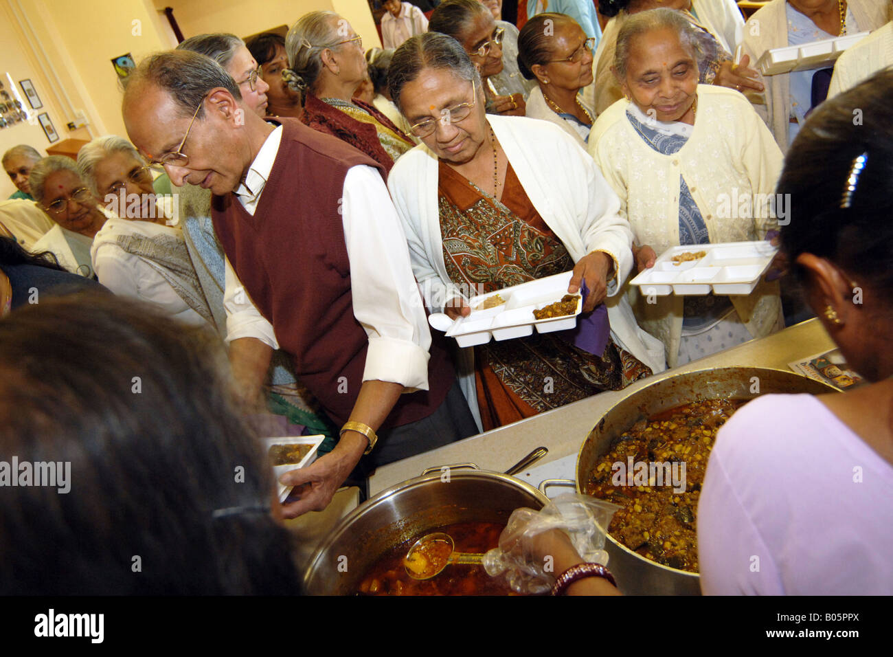 Il gujarati donne servire il pranzo per un evento della comunità di Bradford Foto Stock