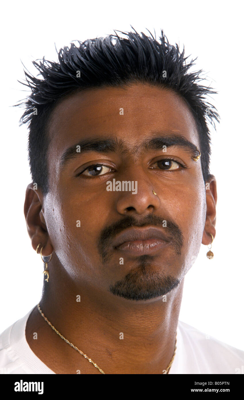 Ritratto di un ragazzo etnico con piercing Foto Stock
