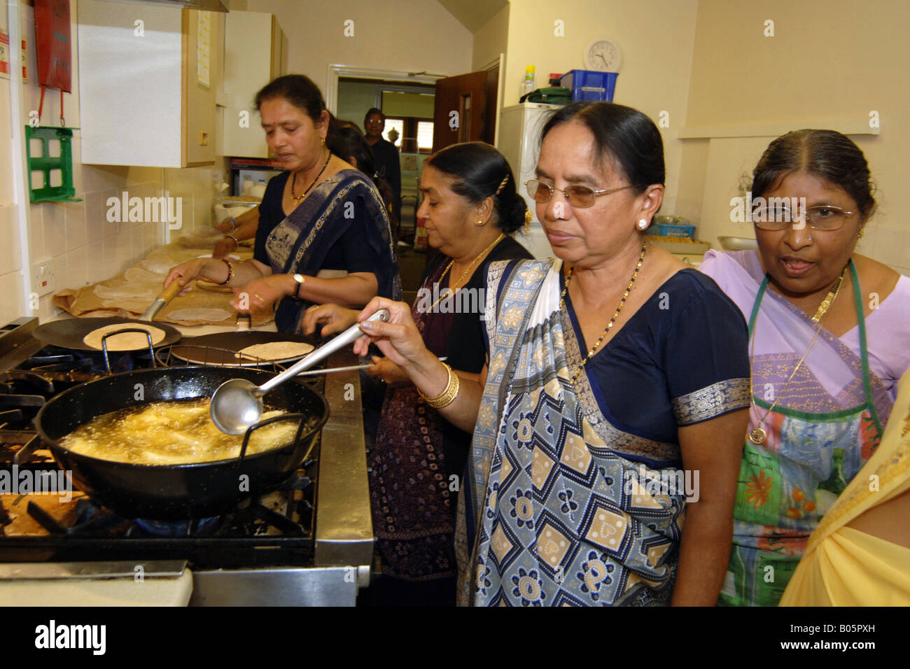 Il gujarati donne cucinare il pranzo per un evento della comunità di Bradford Foto Stock