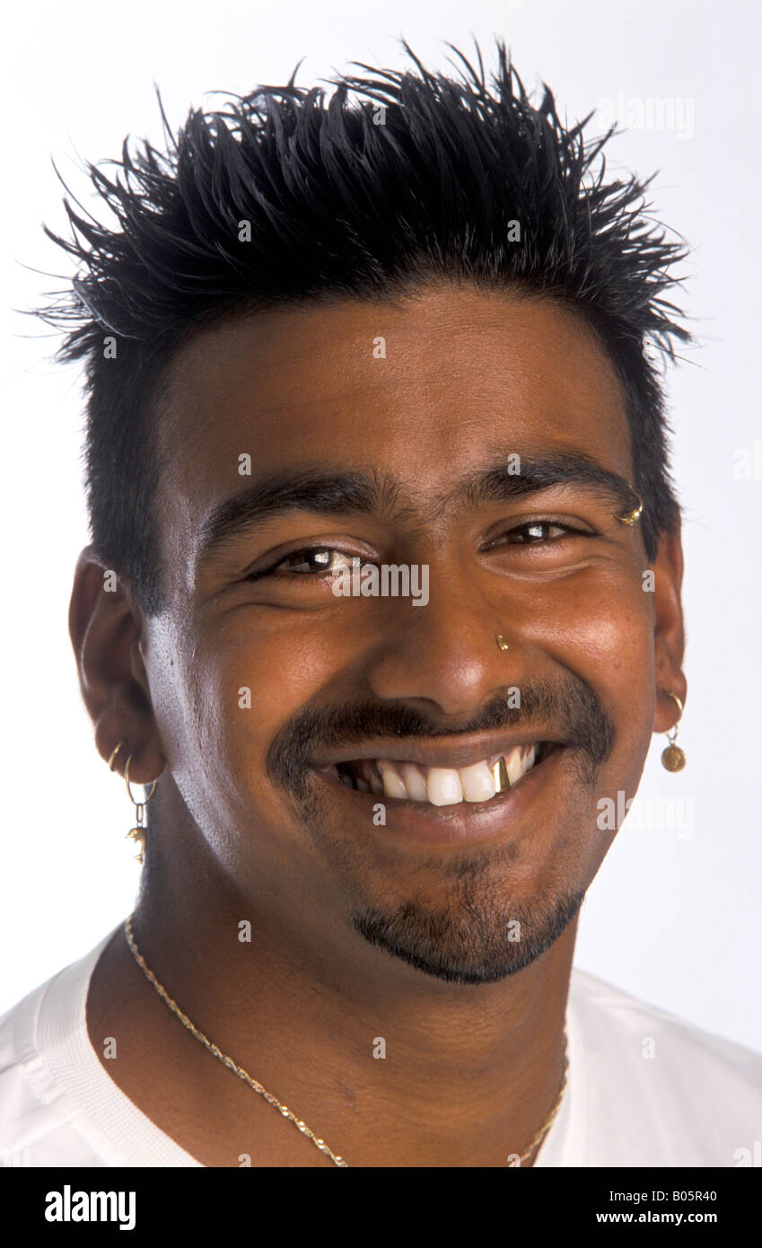 Ritratto di un ragazzo etnico con piercing Foto Stock