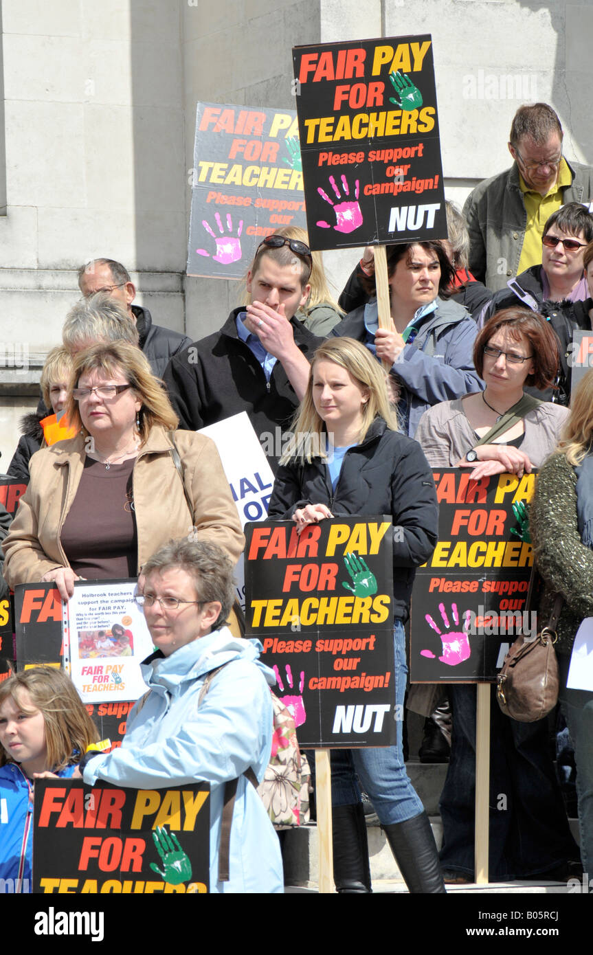 I membri dell'Unione nazionale degli insegnanti in sciopero per rafforzare la loro richiesta di un maggiore insediamento dei salari Foto Stock