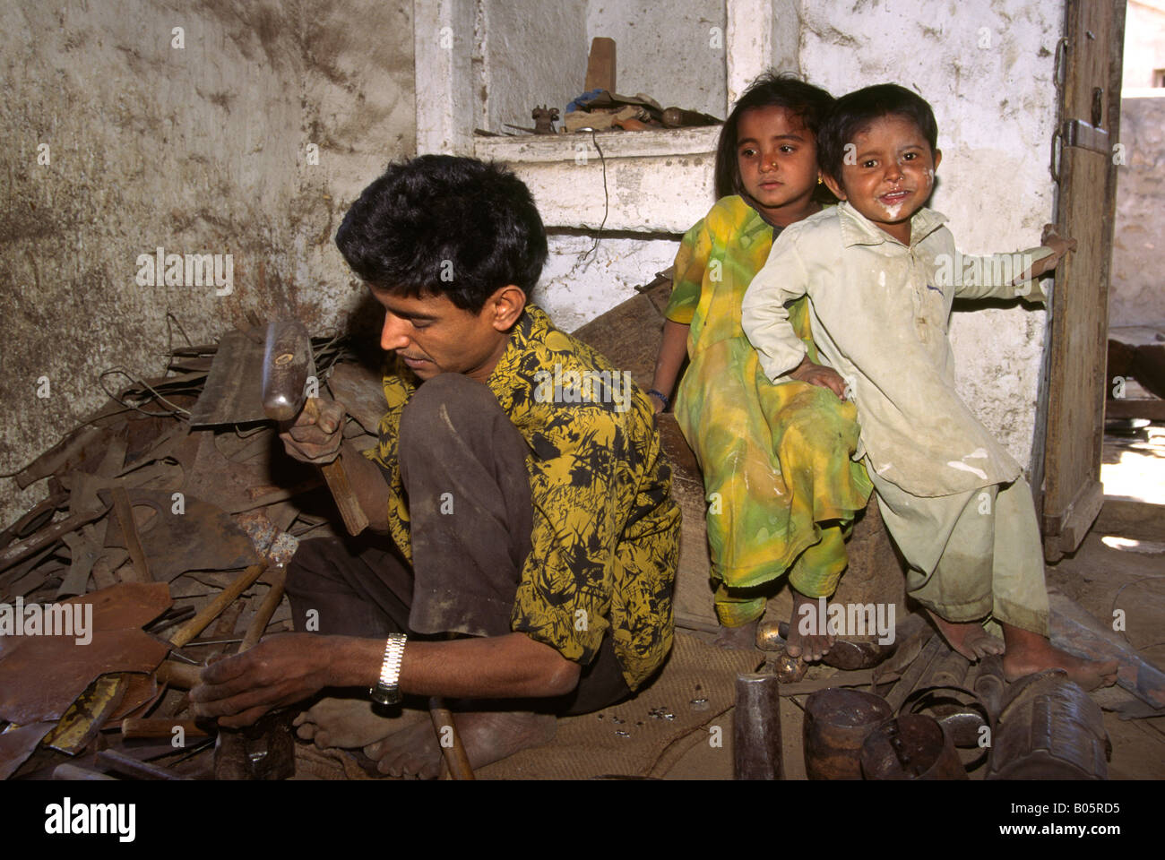 India Gujerat Rann di Kutch Zura village uomo facendo di bufala campana da rottami di metallo Foto Stock