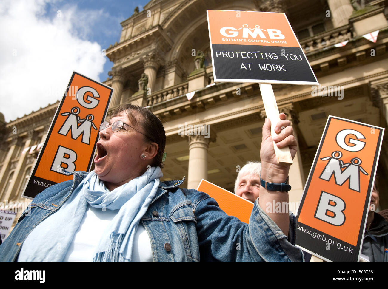 Un sostenitore di GMB Unione durante un comizio del consiglio i lavoratori in sciopero in Birmingham West Midlands, Regno Unito Foto Stock