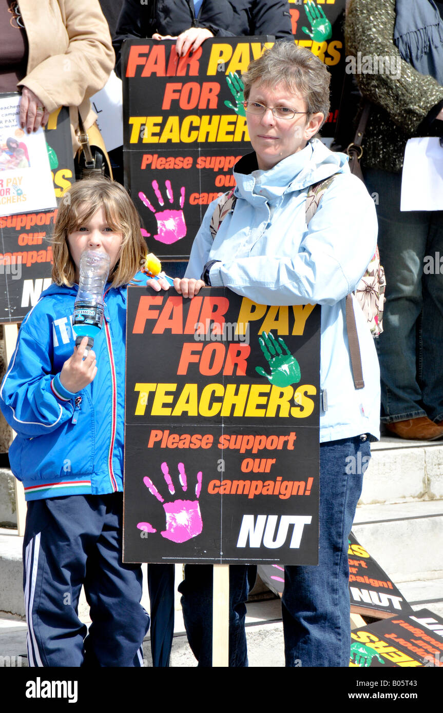 I membri dell'Unione nazionale degli insegnanti in sciopero per rafforzare la loro richiesta di un maggiore insediamento dei salari Foto Stock