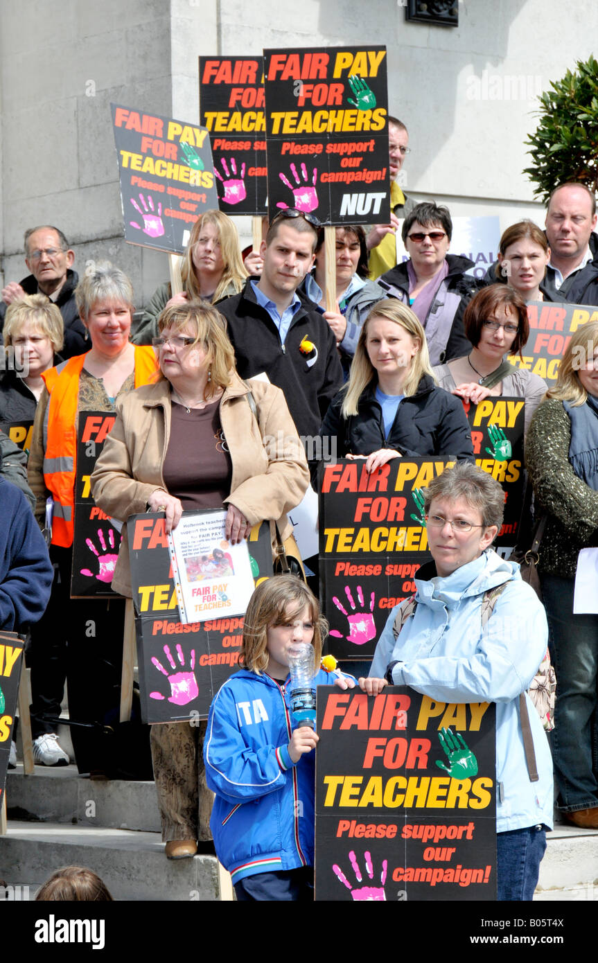 I membri dell'Unione nazionale degli insegnanti in sciopero per rafforzare la loro richiesta di un maggiore insediamento dei salari Foto Stock