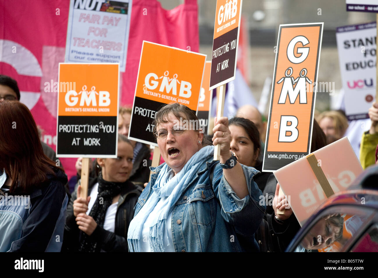 Un sostenitore di GMB Unione durante un comizio del consiglio i lavoratori in sciopero in Birmingham West Midlands, Regno Unito Foto Stock