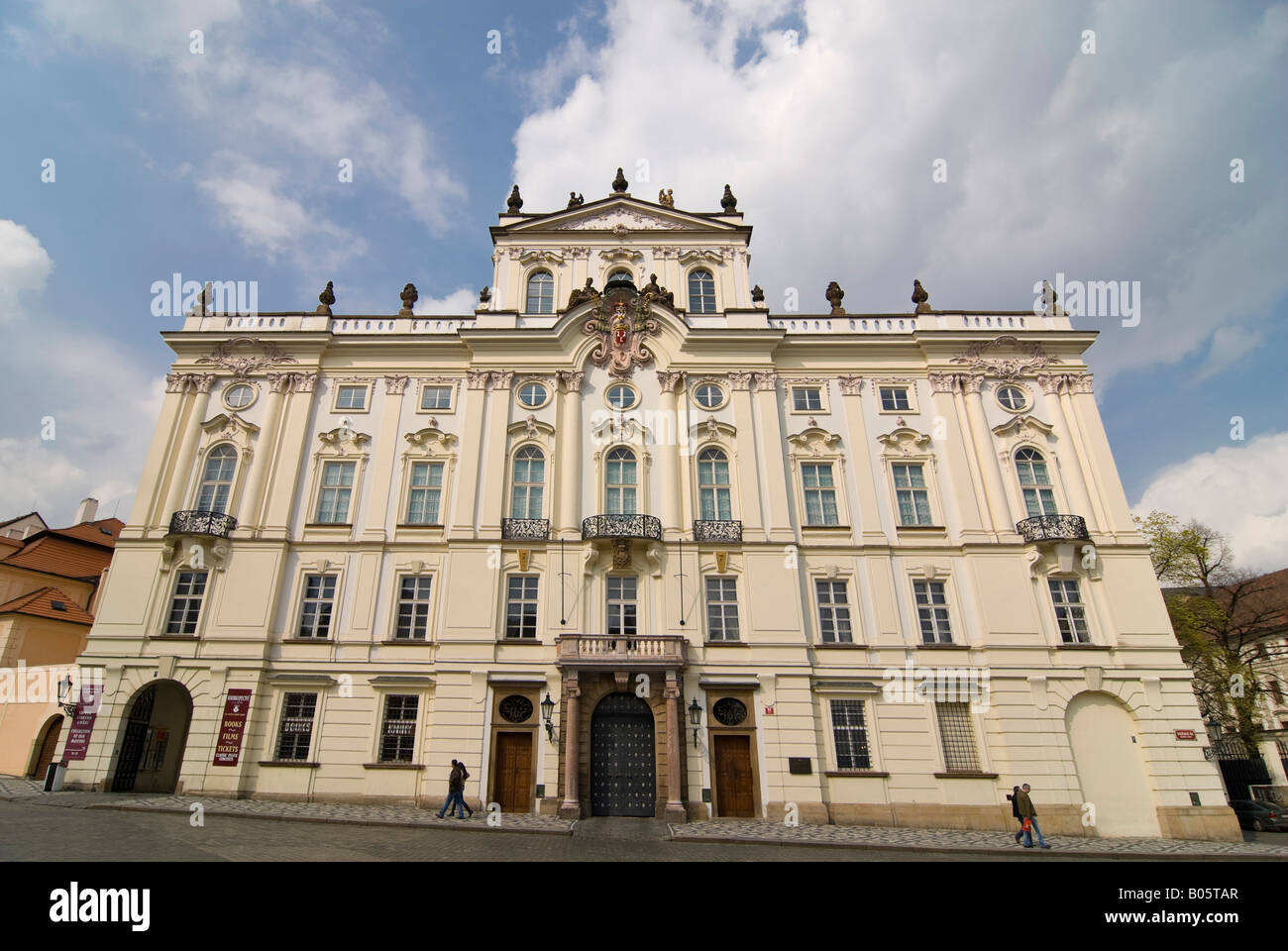 In orizzontale ampia angolazione del fronte facciata rococò dell'Arcivescovo del Palazzo "Arcibiskupsky palac' in Hradcany in una giornata di sole. Foto Stock