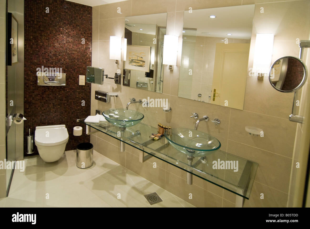 Orizzontale di ampio angolo di vista interna di un hotel stanza da bagno con un arredamento ultra moderno Foto Stock