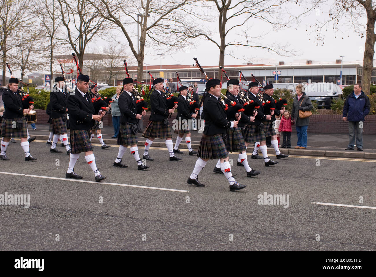 Marching Band scozzese a giocare in borsa canalizzazioni su St George's parata del giorno Foto Stock