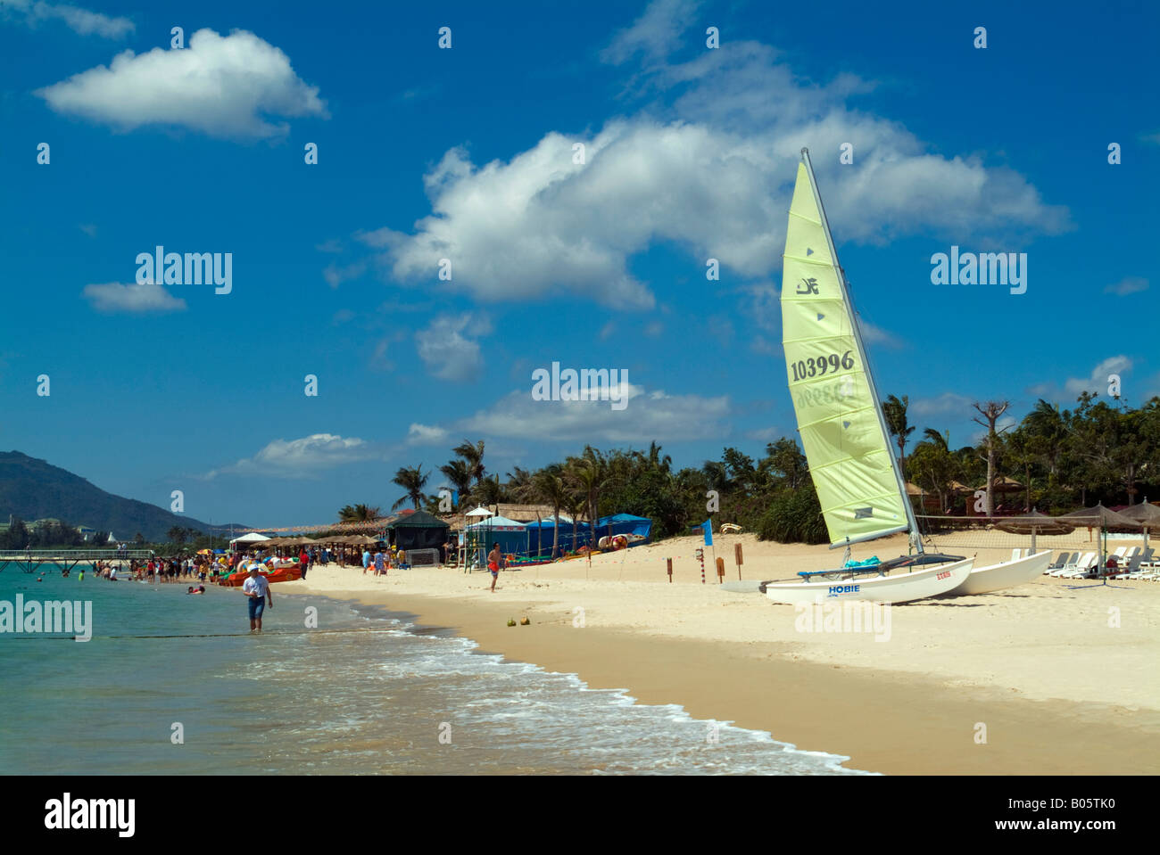 Spiaggia di Yalong Bay con sport acquatici,,Sanya Hainan.La Cina Foto Stock