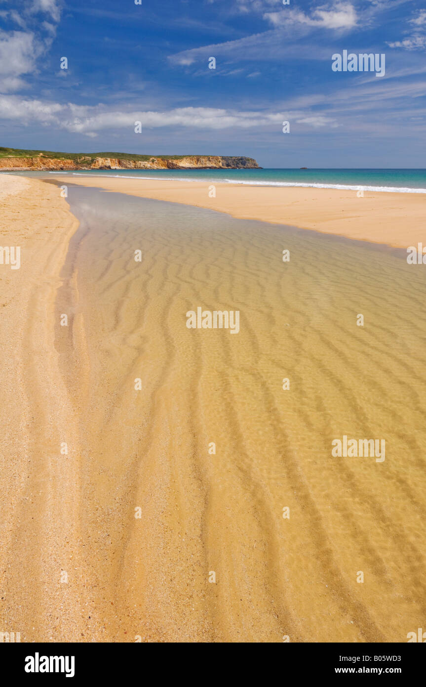 Sabbia dorata e acque limpide della spiaggia di Martinhal Sagres Algarve Portogallo UE Europa Foto Stock
