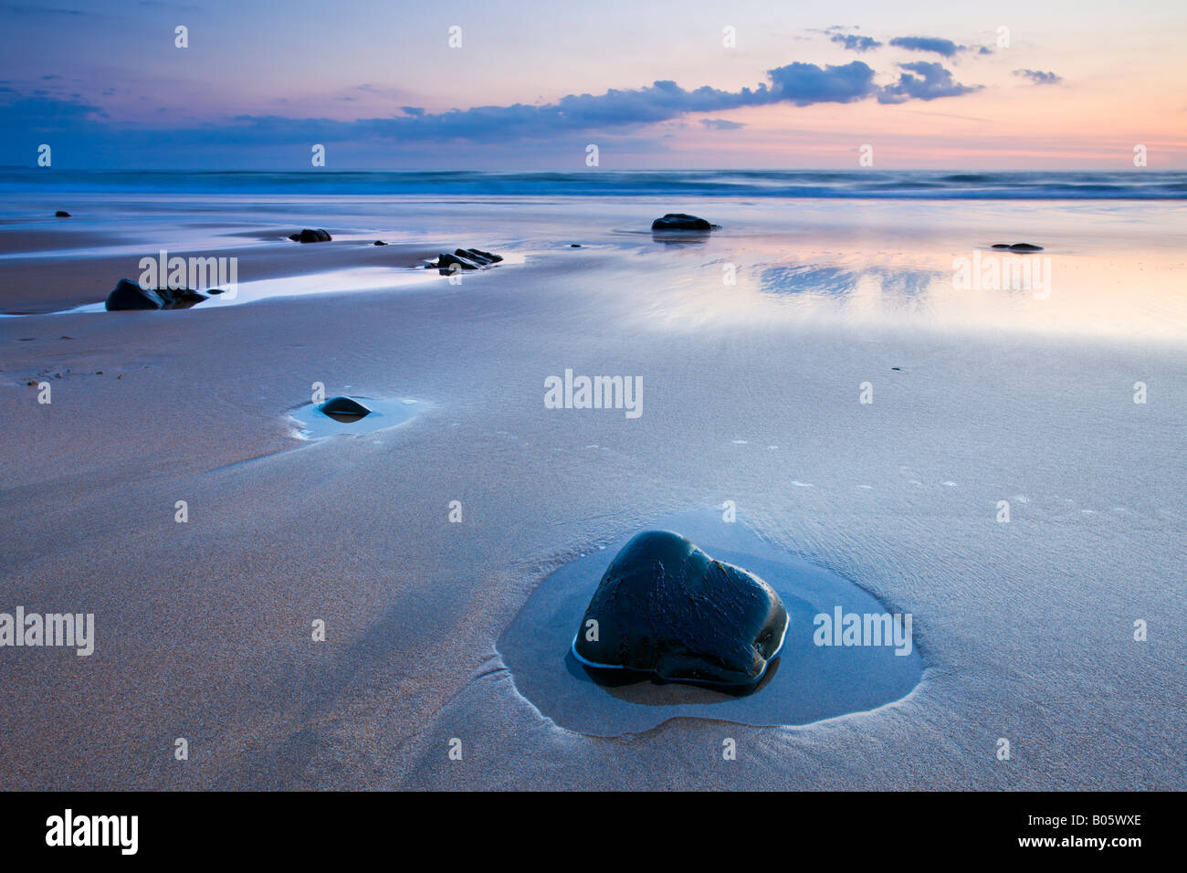Crepuscolo sulla spiaggia sabbiosa a Sandymouth North Cornwall Foto Stock