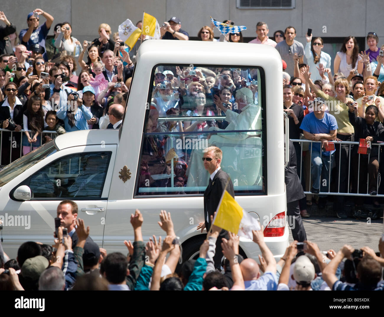Papa Benedetto XVI nel Papa onde Mobile alla folla come egli si muove verso il basso della Quinta Avenue in New York City durante il suo tour negli Stati Uniti nel 2008 Foto Stock