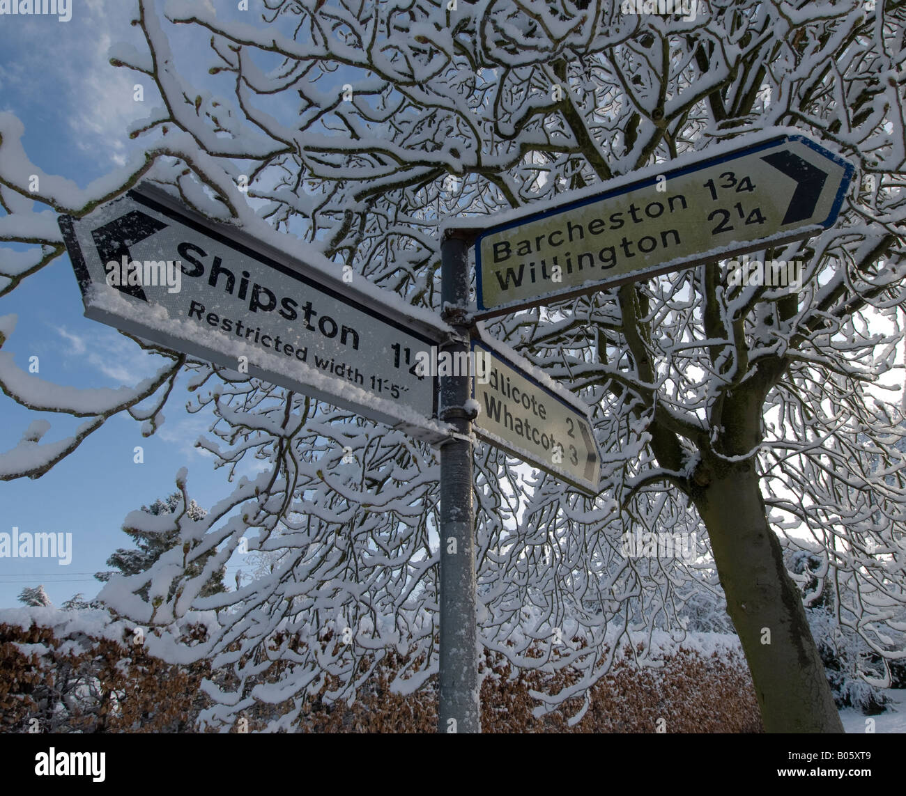 Segni di direzione a Shipston on Stour, Whatcote, Idlicote, Barcheston, coperto di neve. Foto Stock