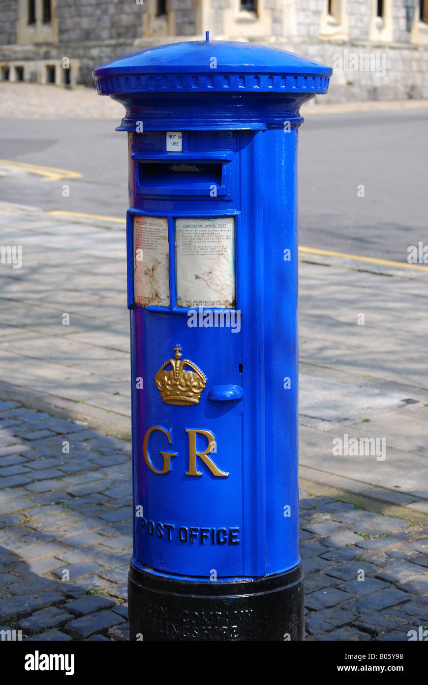 Royal Airforce blue airmail pilastro box, High Street, Windsor, Berkshire, Inghilterra, Regno Unito Foto Stock