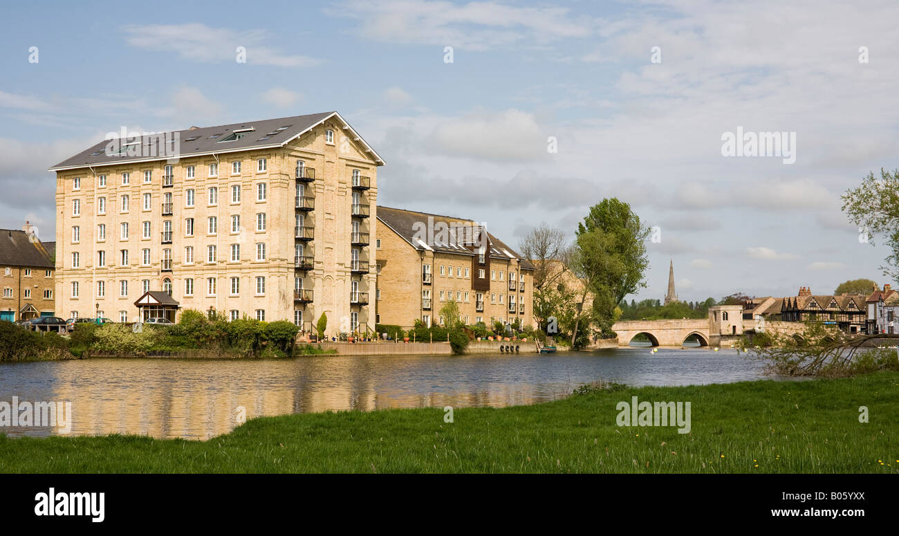 Una vista del vecchio mulino sul fiume Ouse e il Bridge St Ives, Cambridgeshire. Il mulino è stato ora convertito ed esteso. Foto Stock