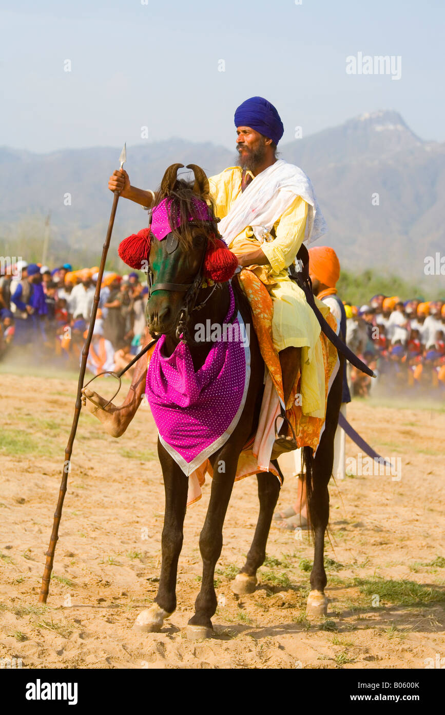 Equitazione presso il festival Hollamohallo, Anandpursahib Punjab, India Foto Stock