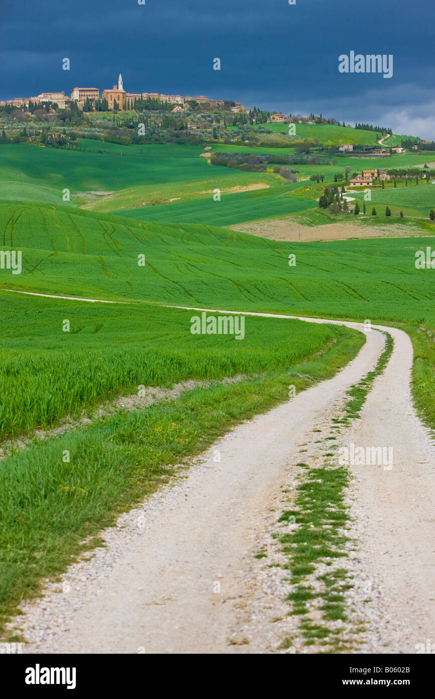 Vista della città di Pienza (Patrimonio Mondiale dell'UNESCO), circondata dal tipico paesaggio toscano, provincia di Siena, Regione Toscana Foto Stock