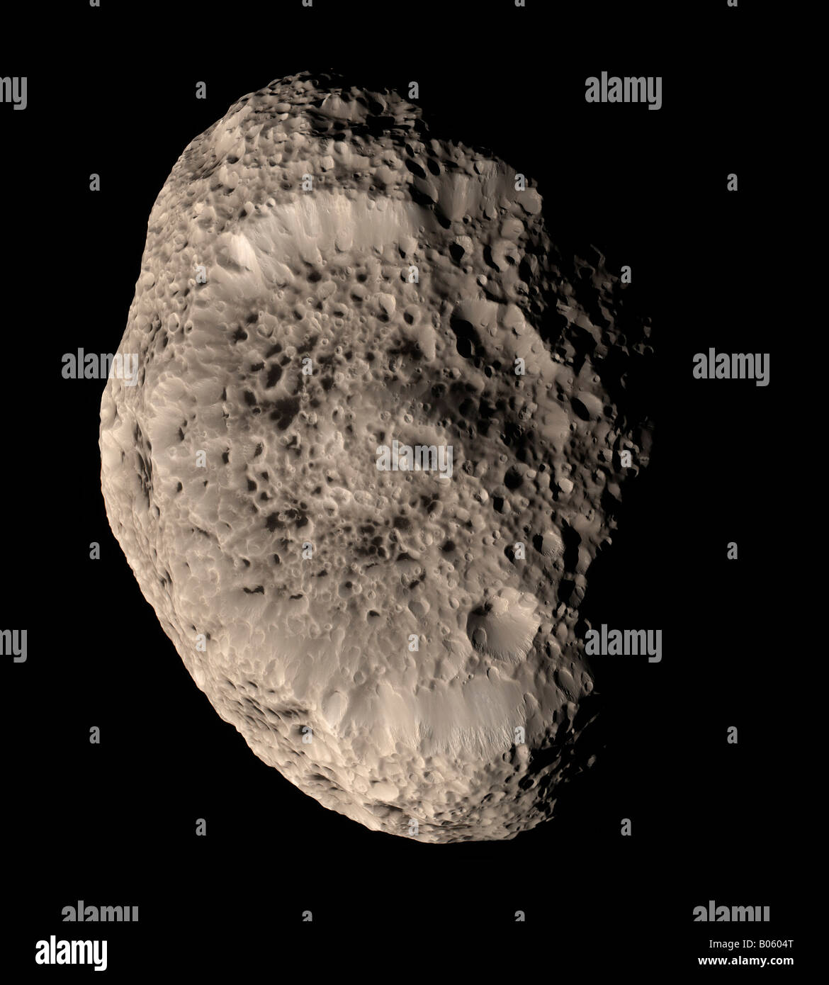 True color mosaic di Saturno s impatto pummeled luna Hyperion. Foto Stock