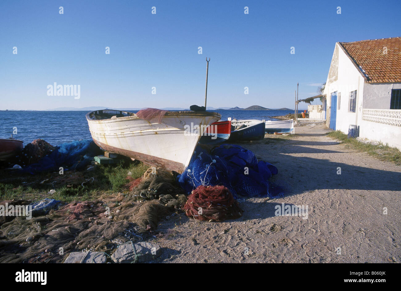 Costa Calida Mar Menor barca spiaggiata avvolto la pesca net House La Manga Murcia Spagna Foto Stock