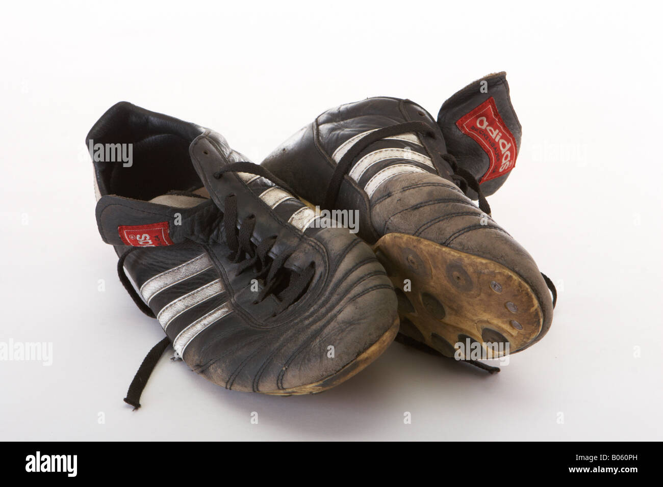 Vecchie scarpe da calcio su uno sfondo bianco Foto stock - Alamy